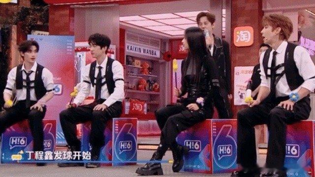 丁程鑫给自己玩成卧底了反向操作惊艳全场！一句“格”字出口瞬间懵圈，捂嘴瞪眼的小表