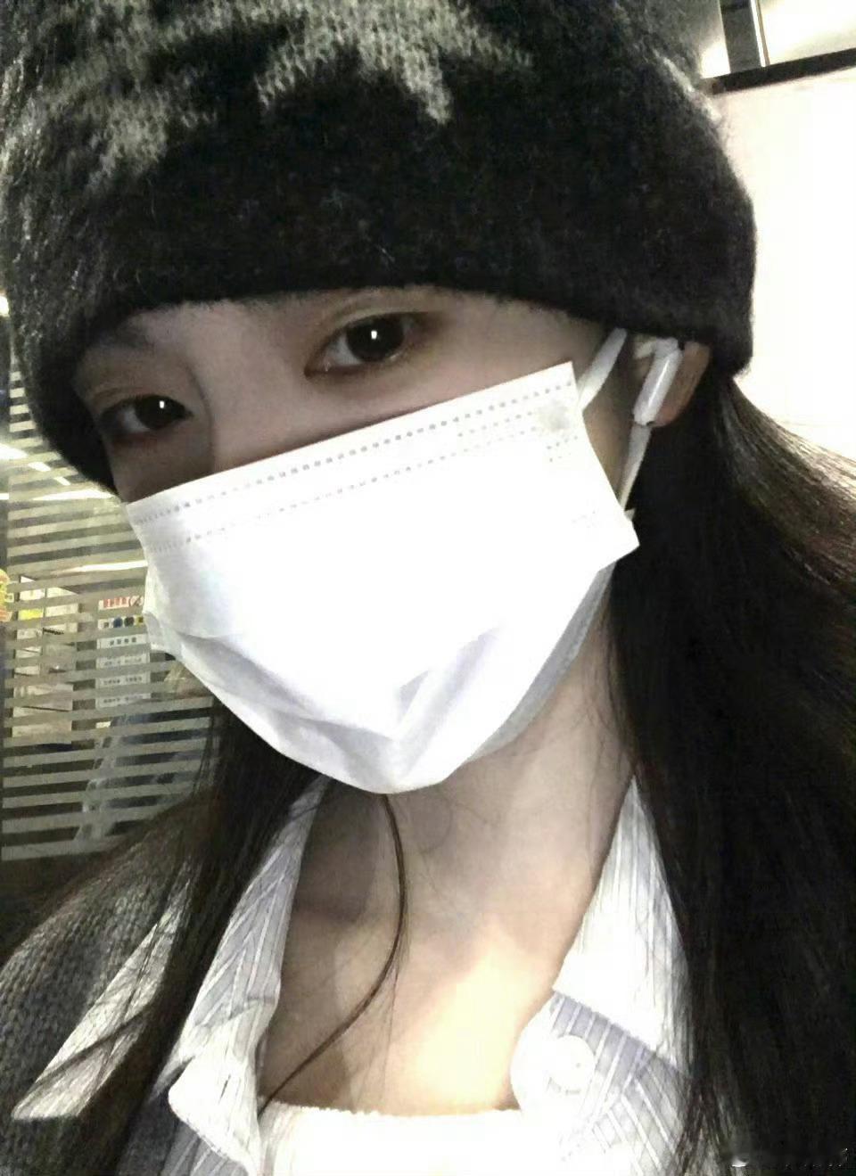【鞠婧祎】第一次get到冷帽配口罩见过太多这样遮丑装＂氛围感＂(因为没见识和自恋