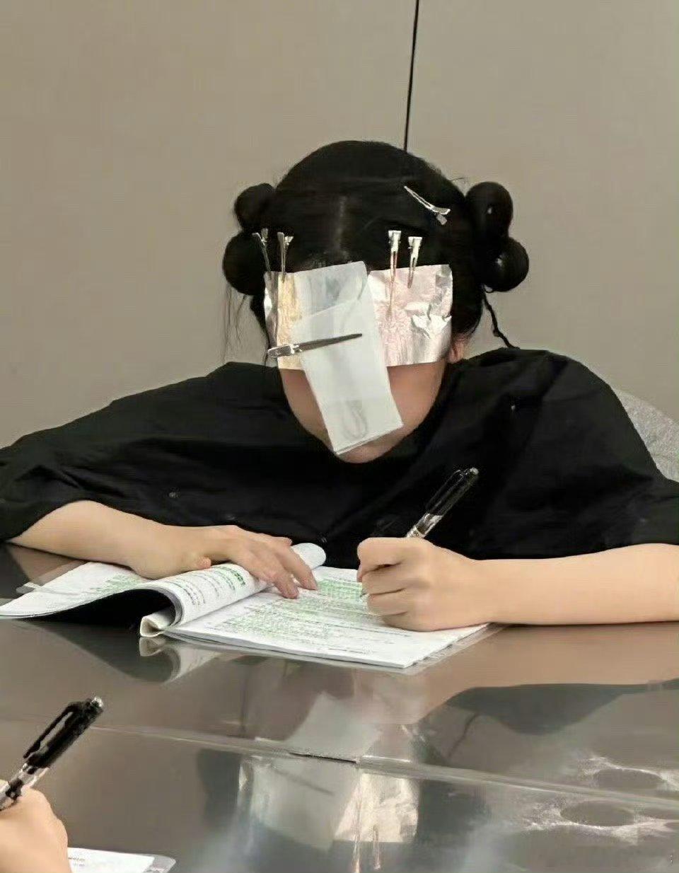 虞书欣这图真的完美诠释了什么叫做好的发型会显脸小 ​​​