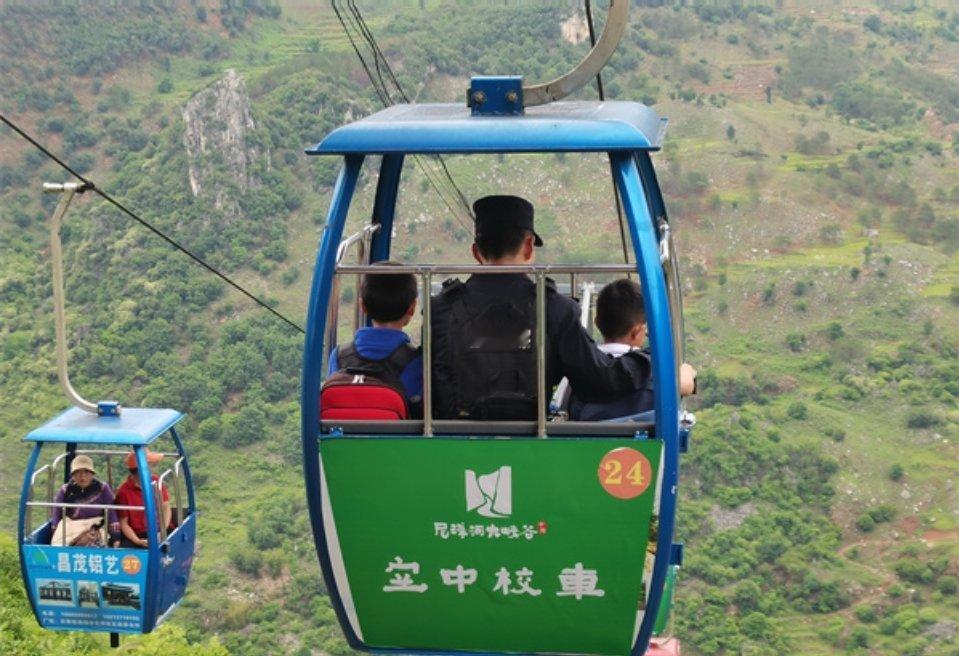 空中校车让3小时上学山路变30分钟看完云南尼珠河大峡谷的空中校车故事瞬间破防，从