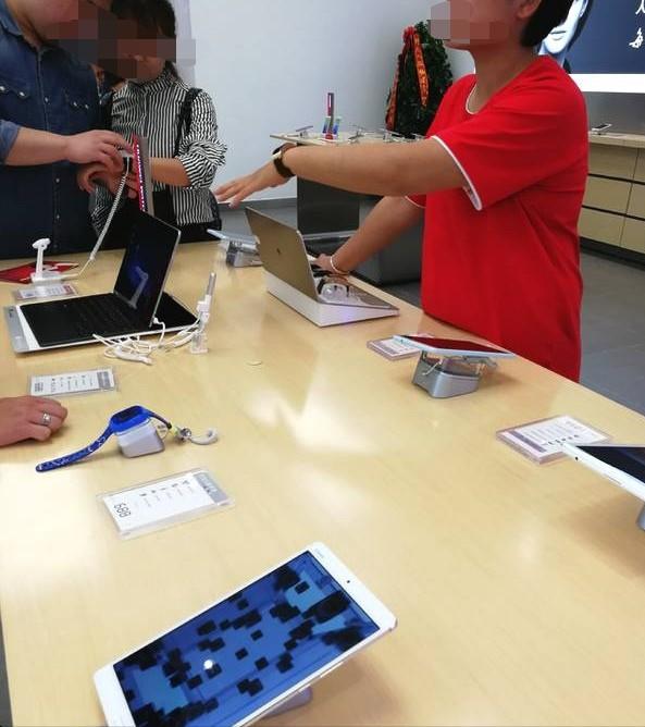 江西南昌，男子花12298元买了一部华为手机，使用一年后，手机出现卡顿、死机、暗