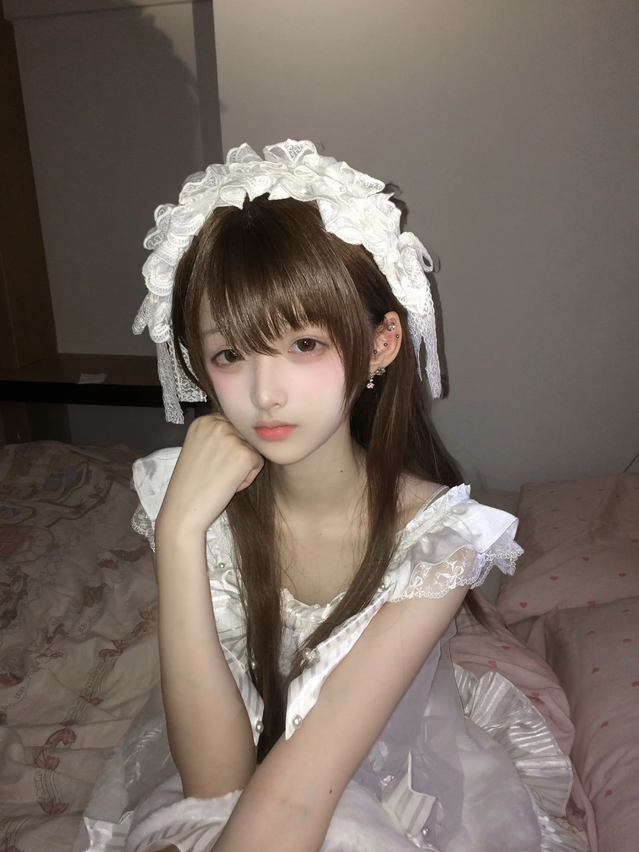 她的左耳钉
