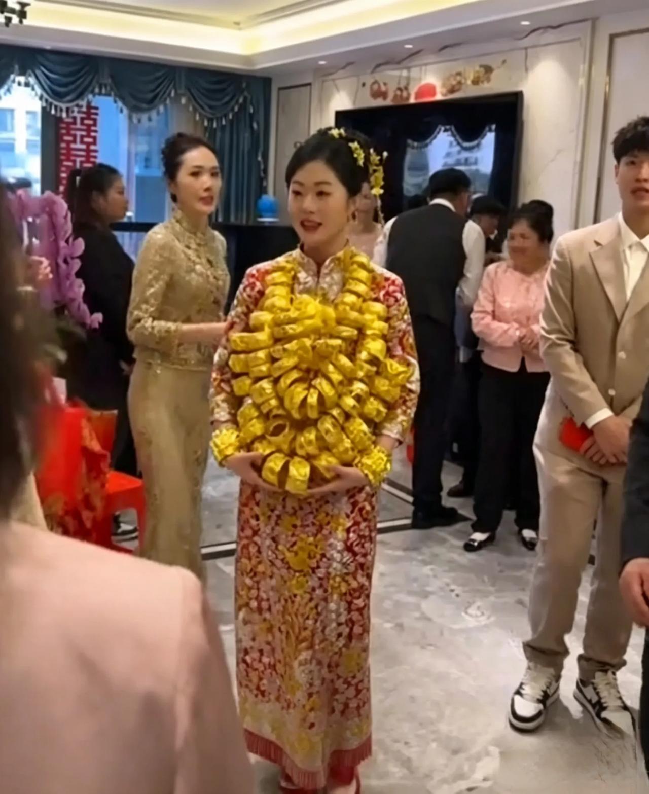 闽南新娘满身黄金超吸睛，真实情况让人意想不到！
 一眼望过去，新娘从头到肩、从手