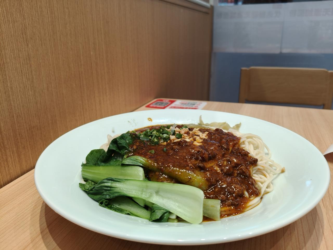 在北京吃饭有一条不成文的规定，真好，无论吃面还是吃米饭，吃不饱可以免费再续，吃饱