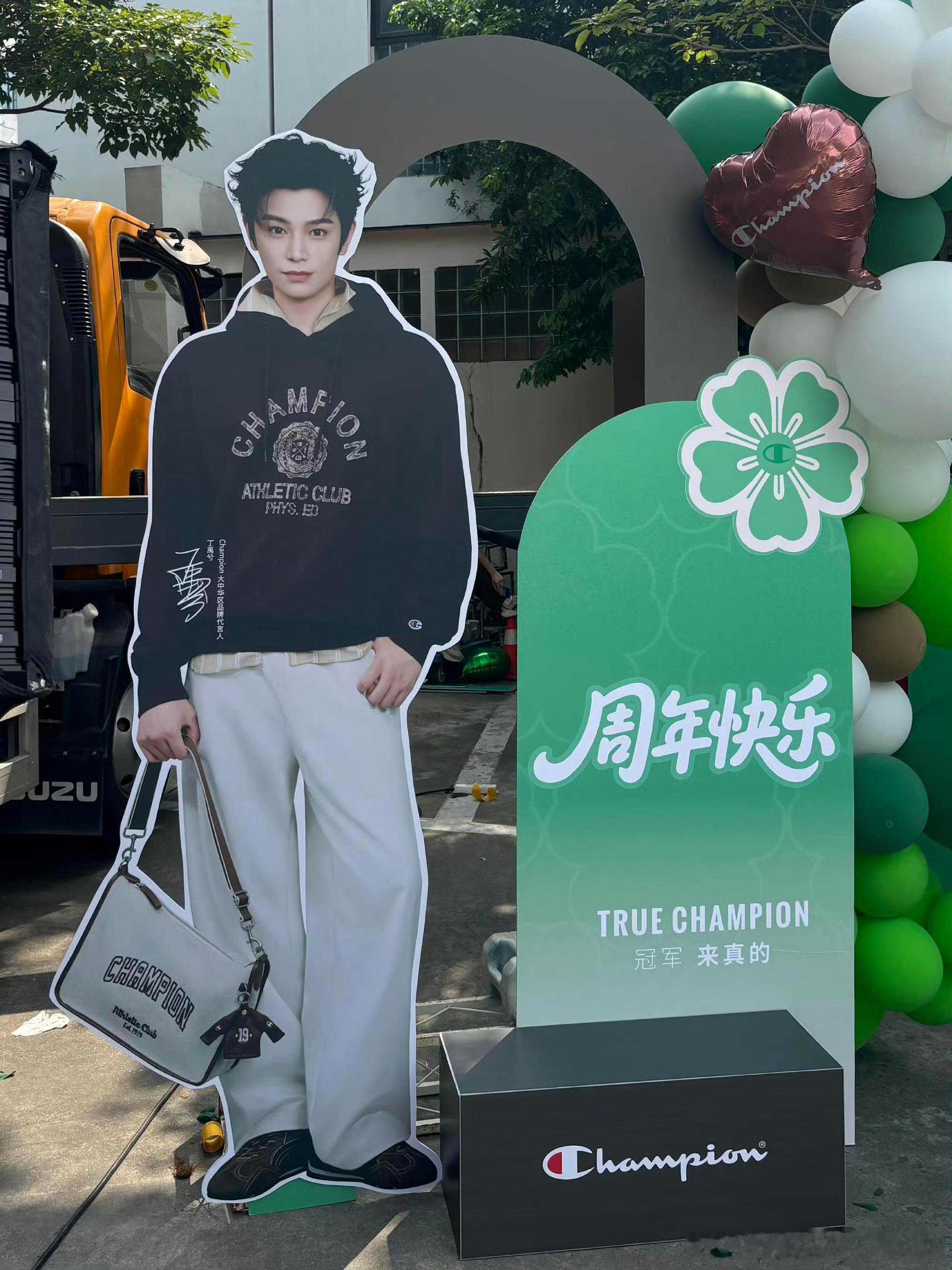 冠军好有仪式感，专门送了应援车给无尽夏剧组！丁禹兮一周年快乐！！！[送花花][送