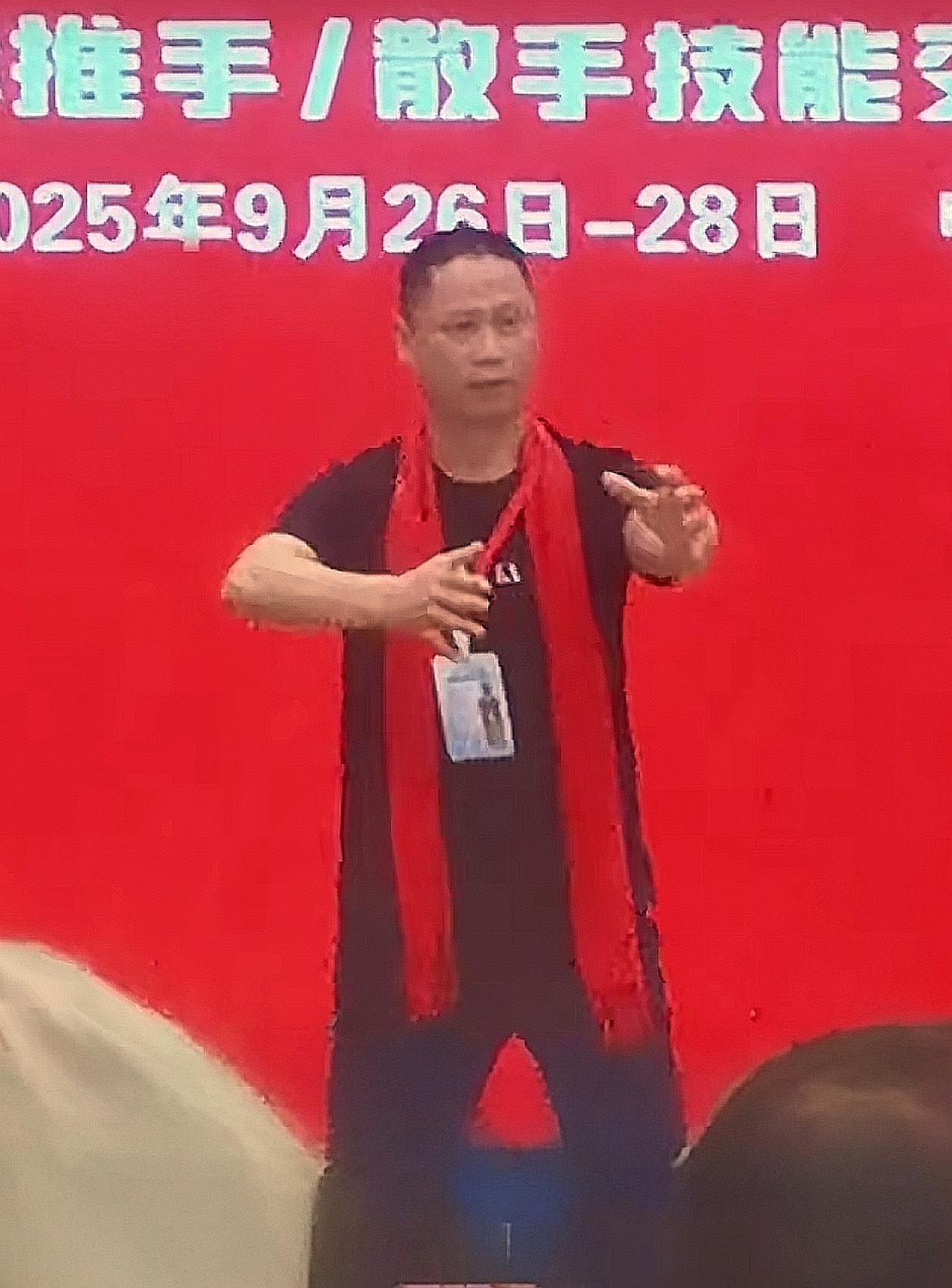 取消所有武术表演赛，办就办成擂台对打赛，是骡子是马，牵出来溜溜！
打着传统武术的