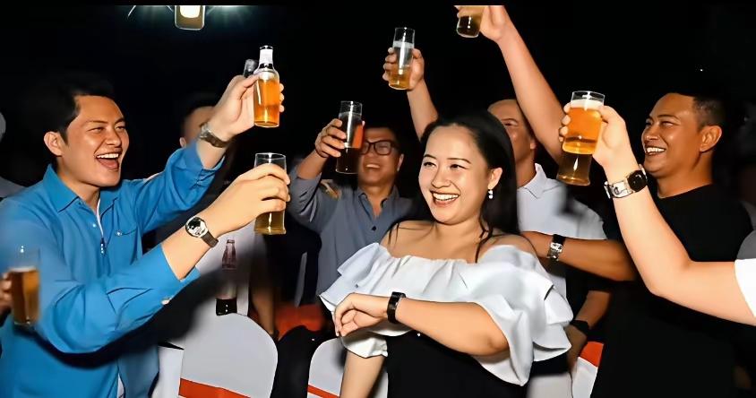 以前她风光无限，花天酒地的背后，是无数国人的眼泪和痛苦，是无数倾家荡产、妻离子散