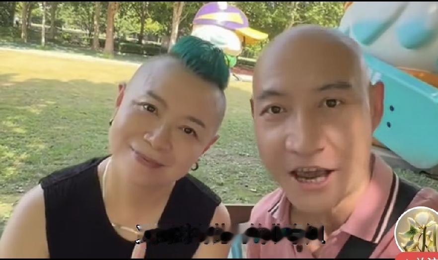 有范儿的北京大姐

刚刚看到一个视频，播主在公园里采访一位染着绿色头发的大姐，起