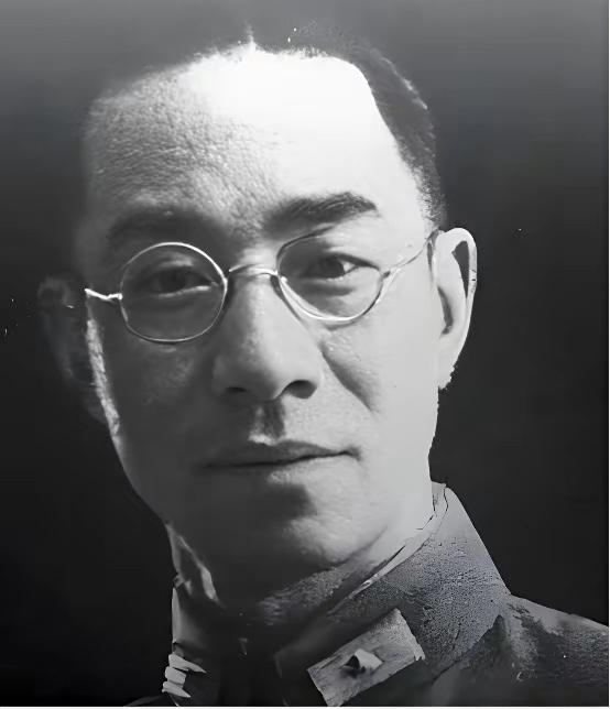 1949年2月初，北平弓弦胡同4号那扇门被推开的时候，解放军代表往里瞅了一眼，愣