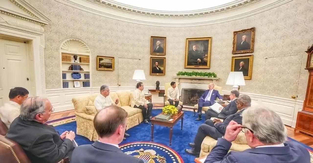 十几名菲律宾icon议员公然对着镜头指名道姓地痛骂中国大使。骂完之后，中国发出一