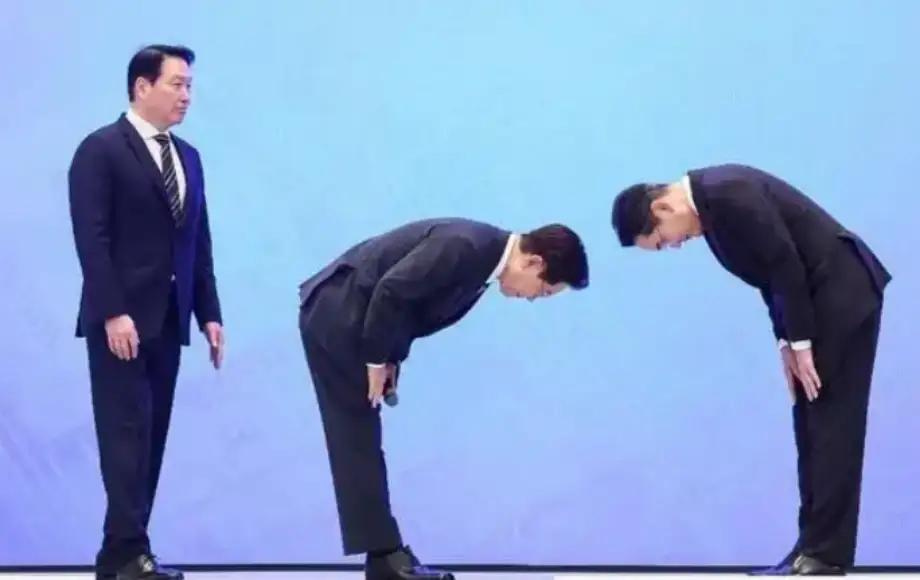 在韩国，总统都要向财阀鞠这么大的躬，才能让他们大出血进行投资，可见在韩国，哪怕是