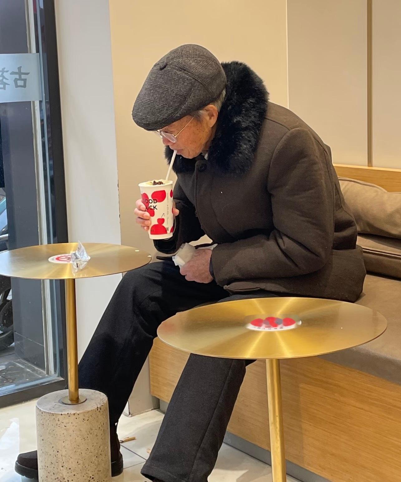 千问帮我今年春节回家，我发现爷爷总盯着村口奶茶店的新招牌发呆——上面写着“千问请