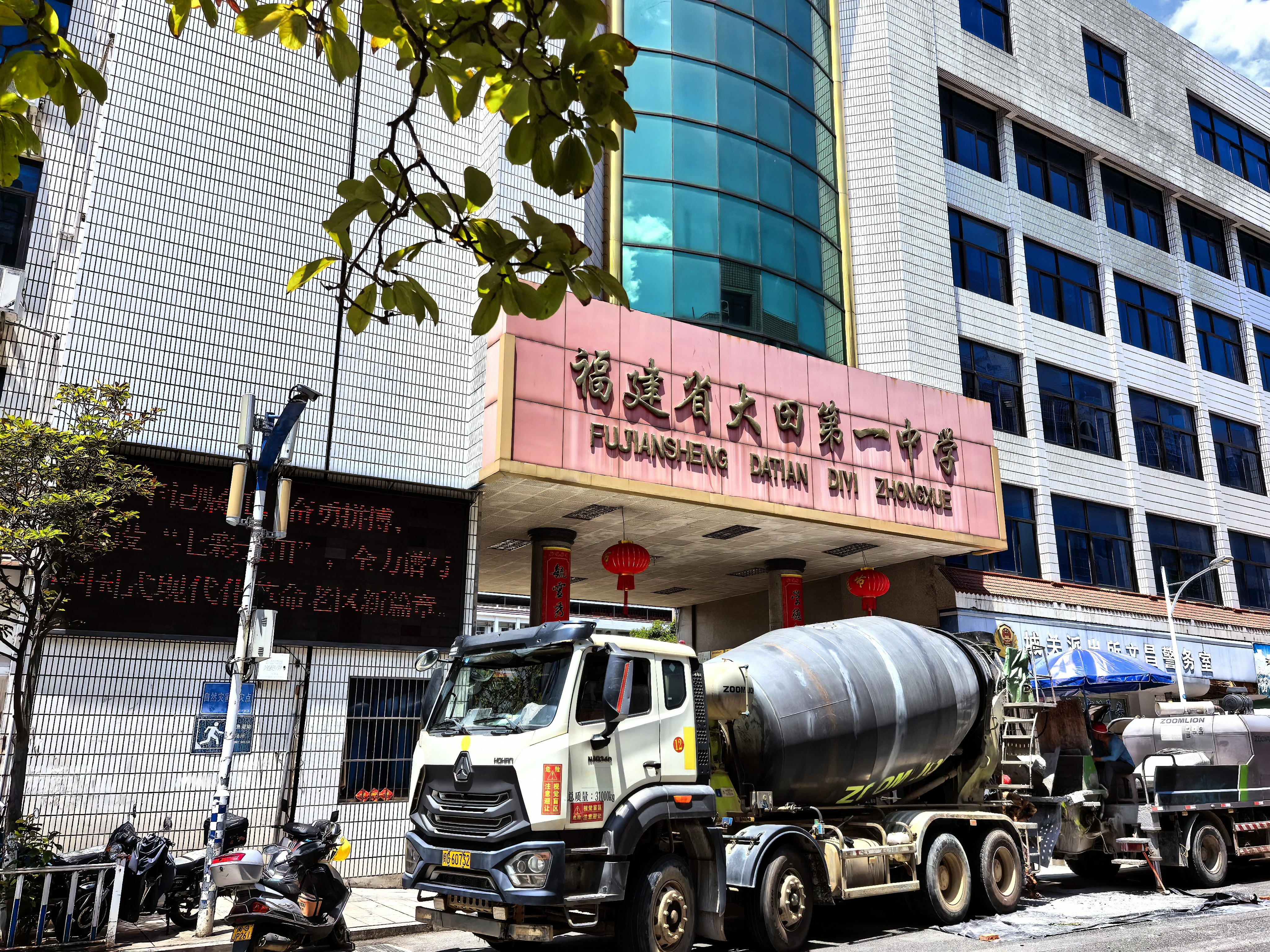回母校溜达了一圈，我甚至去了一趟当年的教室。上次进校门还是2002年，二十四年弹