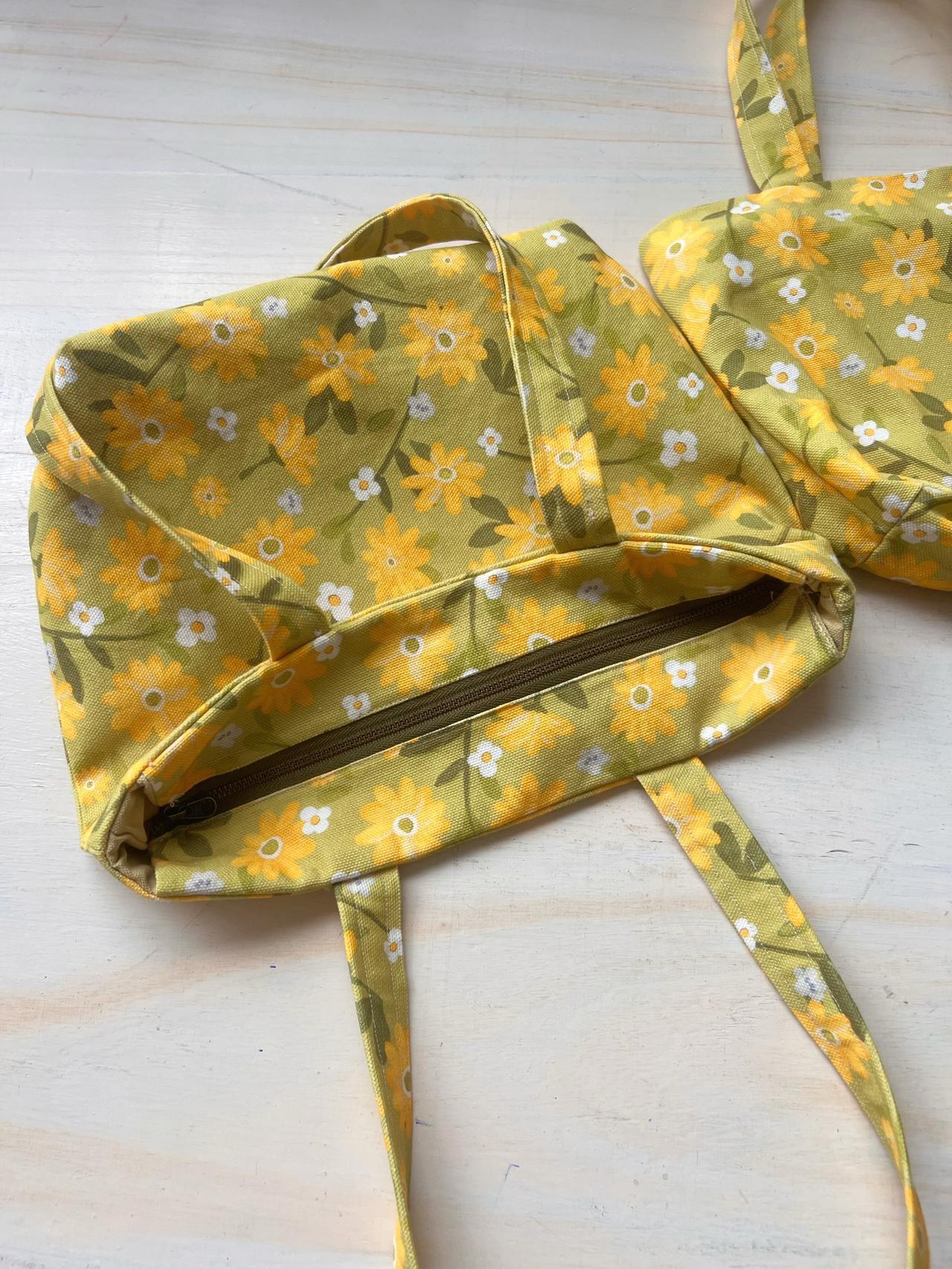 🌼 一块碎花帆布搞定俩包！
一块黄绿底小雏菊碎花帆布，一长一短做了两款～
✅ 