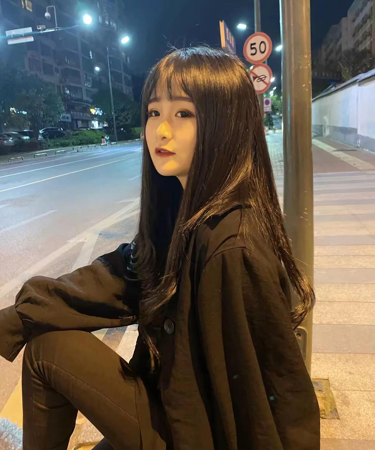 18岁的小弟弟就不要加我了，阿姨都23了，实在不忍心伤害你们。来个92，96，9