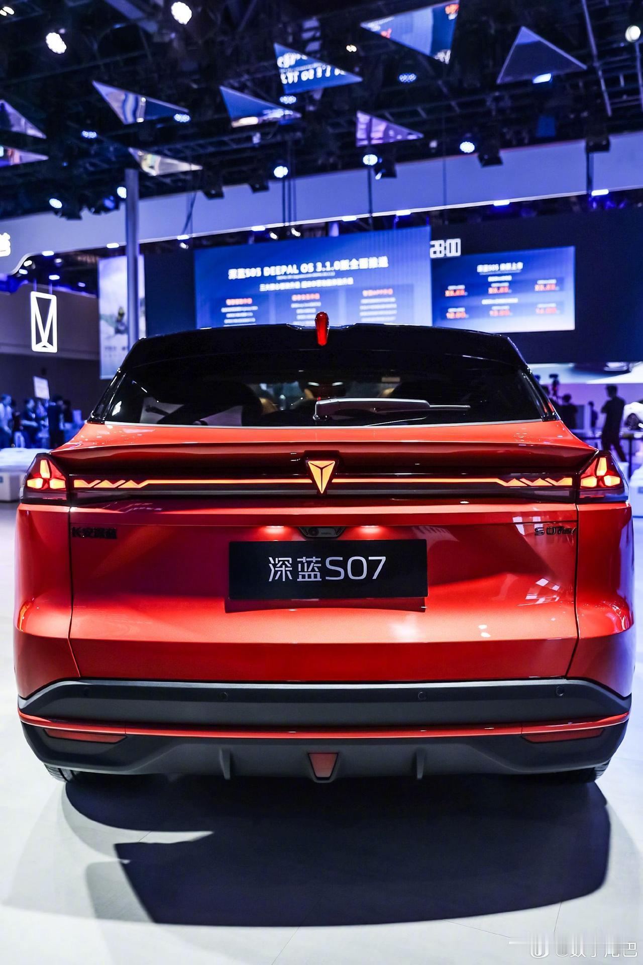 谁能想到，一台车能成为通勤路上的“避堵搭子”、家庭出游的“气氛组组长”？深蓝S0