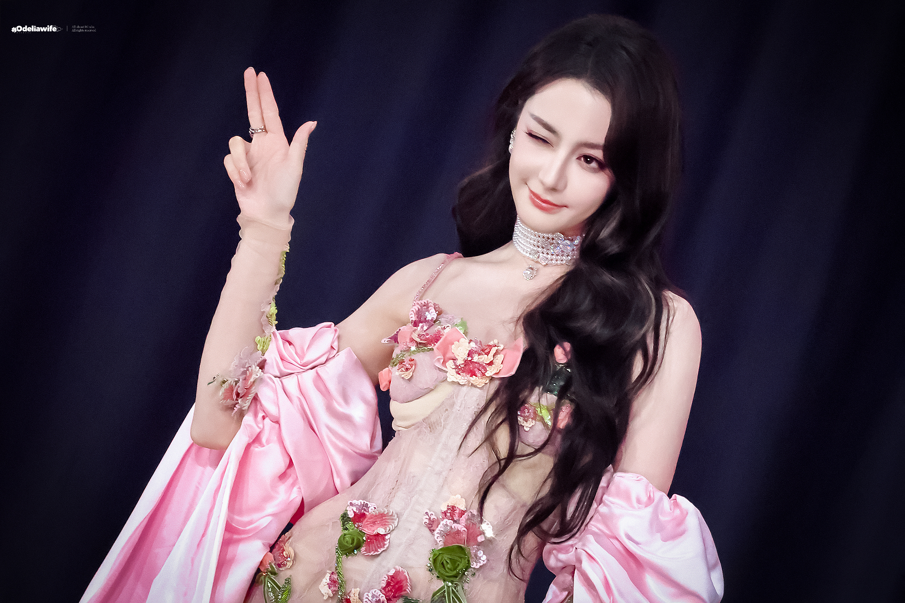 好多年以后 我依然牢记你爱你迪丽热巴见面会伴手礼好大一包 ​​​