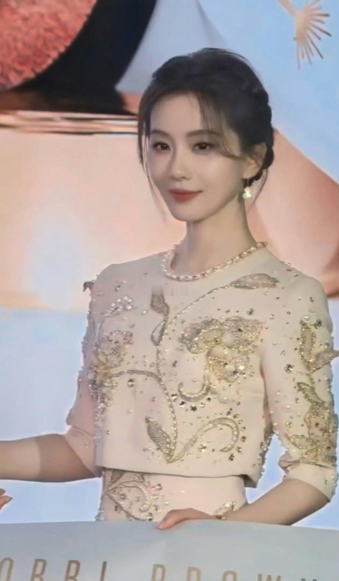 刘诗诗白瓷妆 今天的她像是从古代仕女图里走出来的美人，肤若凝脂，眉眼如画，气质温