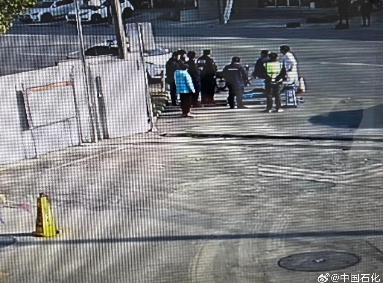 【老人摔倒加油站，石化员工29分钟暖心守护】3月10日，一位老人在中国石化曲塘加