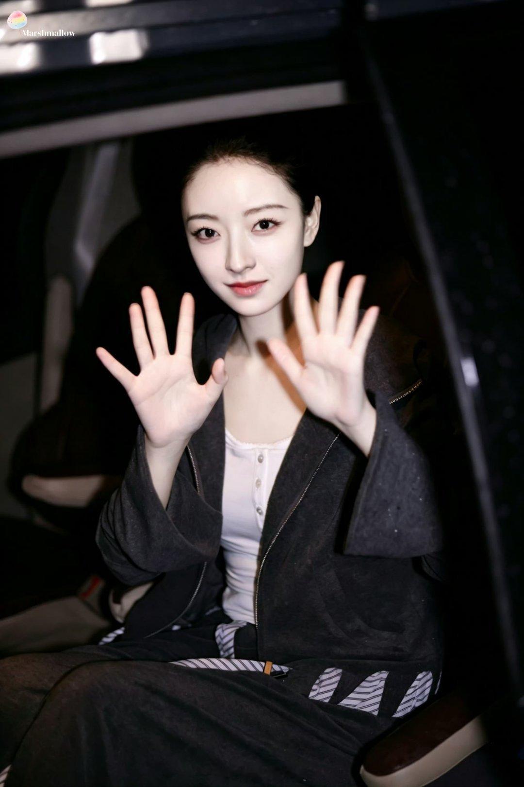杨舒伊第一部戏就搭白鹿和丞磊原来莫离女二就是之前最美证件照杨舒伊《莫离》选角导演