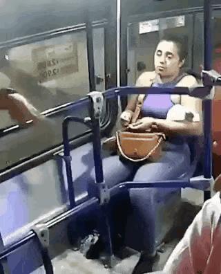 女子被打劫，这动作熟练的让人心疼