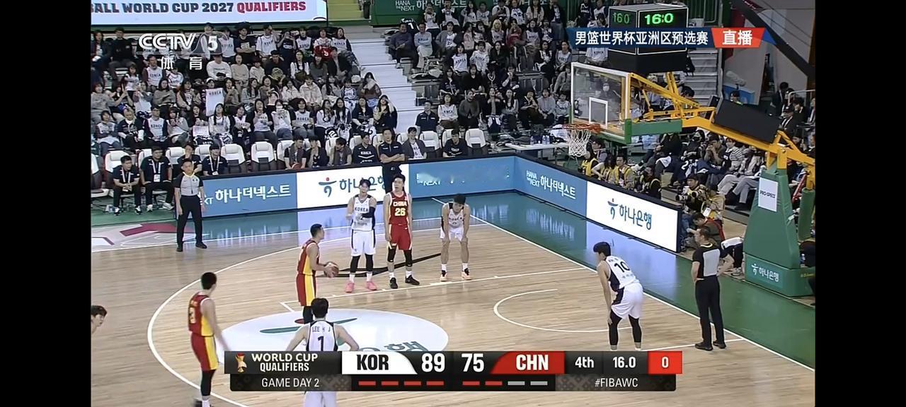 男篮世预赛再负韩国。
男篮这是怎么了？打不进，防不住，没配合，乱打一气。
关键是