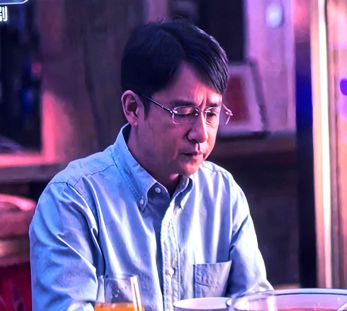 《四喜》里，胡刚老师真不挑食，择偶没有任何标准，谁跟我，我跟谁。

一开始追剧中