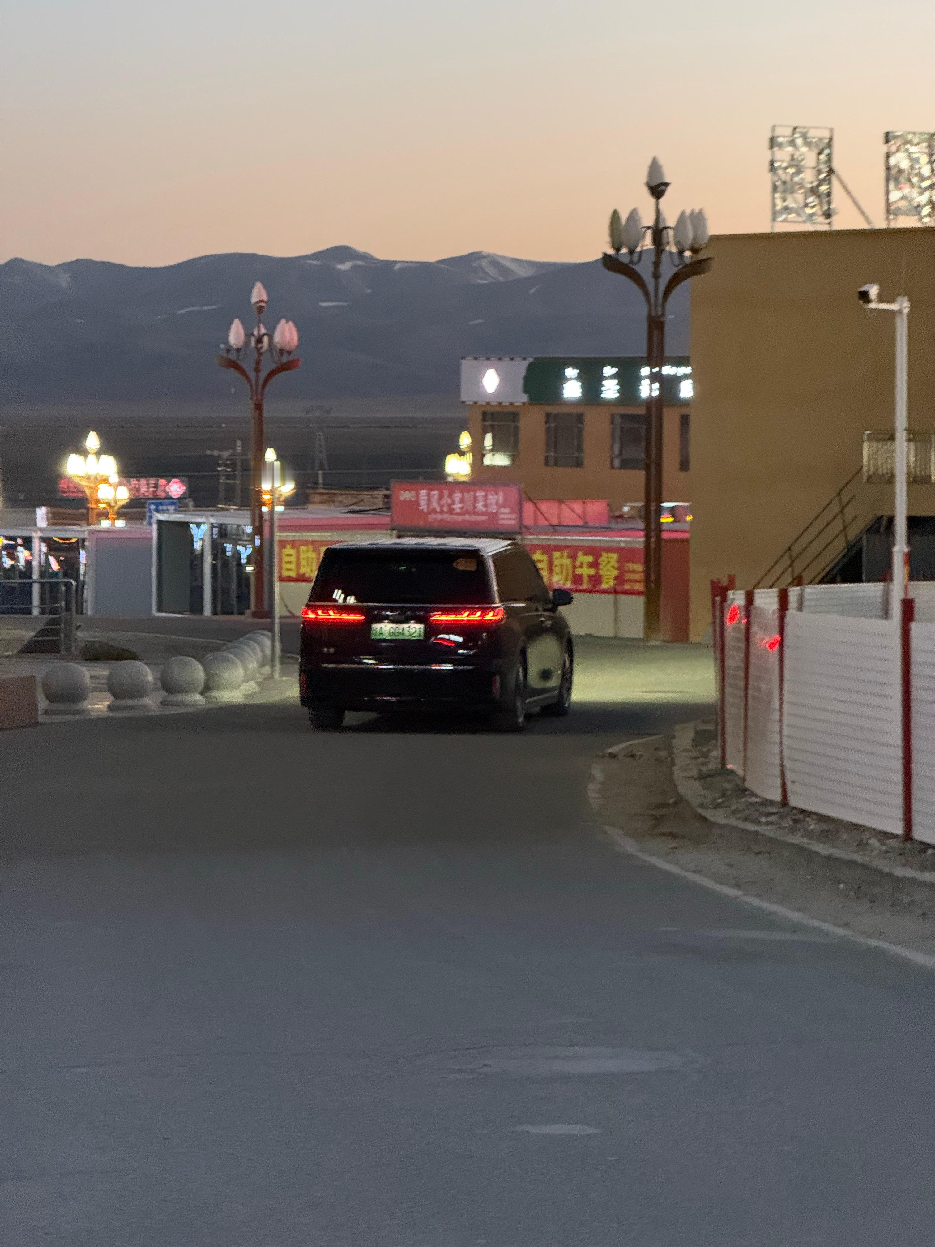 刚和从冈仁波齐下来就看见岚图梦想家，这一刻超级无敌想坐上这个车给我们送到酒店！但