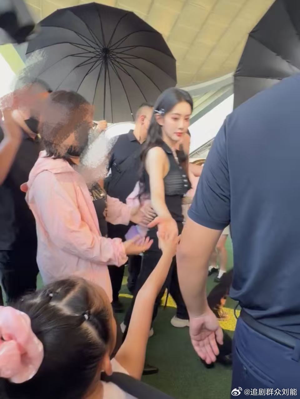 我女儿被孟子义牵手啦我女儿被孟子义牵手啦！网友女儿被孟子义牵手