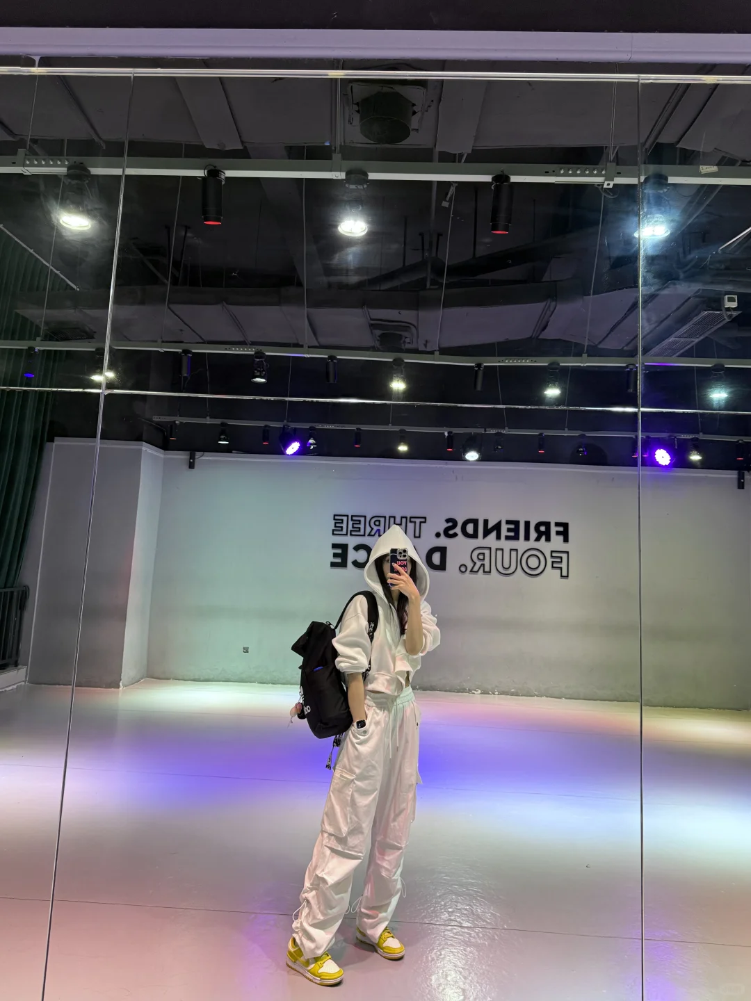 再冷的天也会爆汗 是谁那么爱做有氧 是我