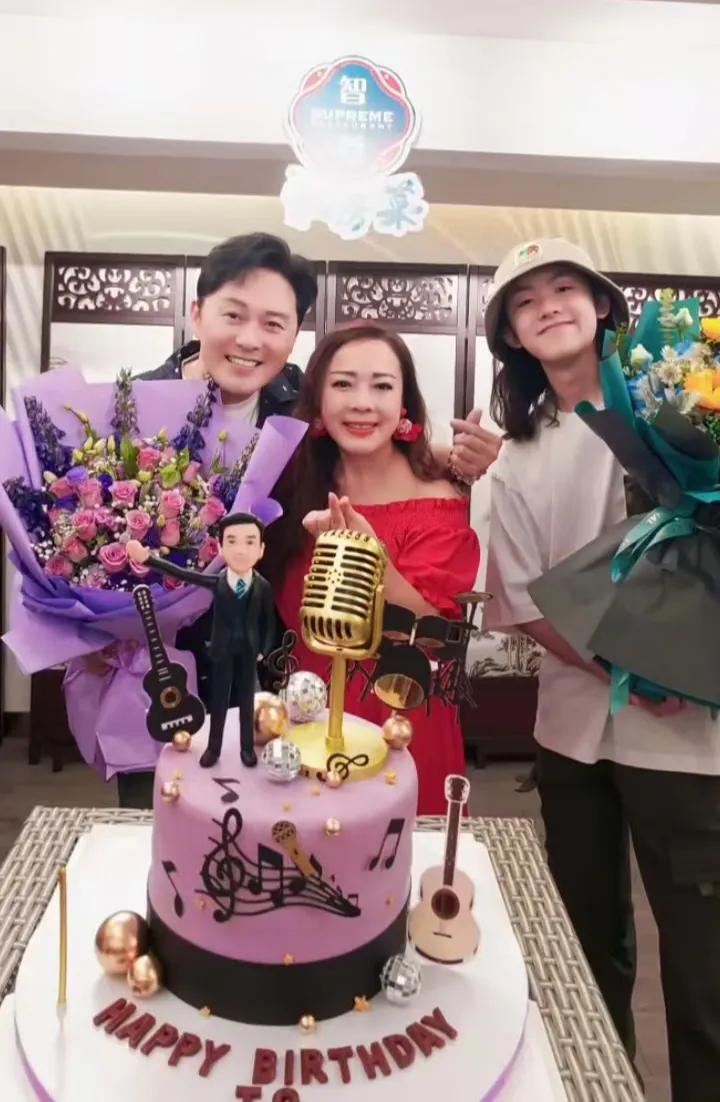 曹永廉庆62岁生日，18岁长子罕露面，长发飘飘神似外公姜大卫！
TVB艺人曹永廉