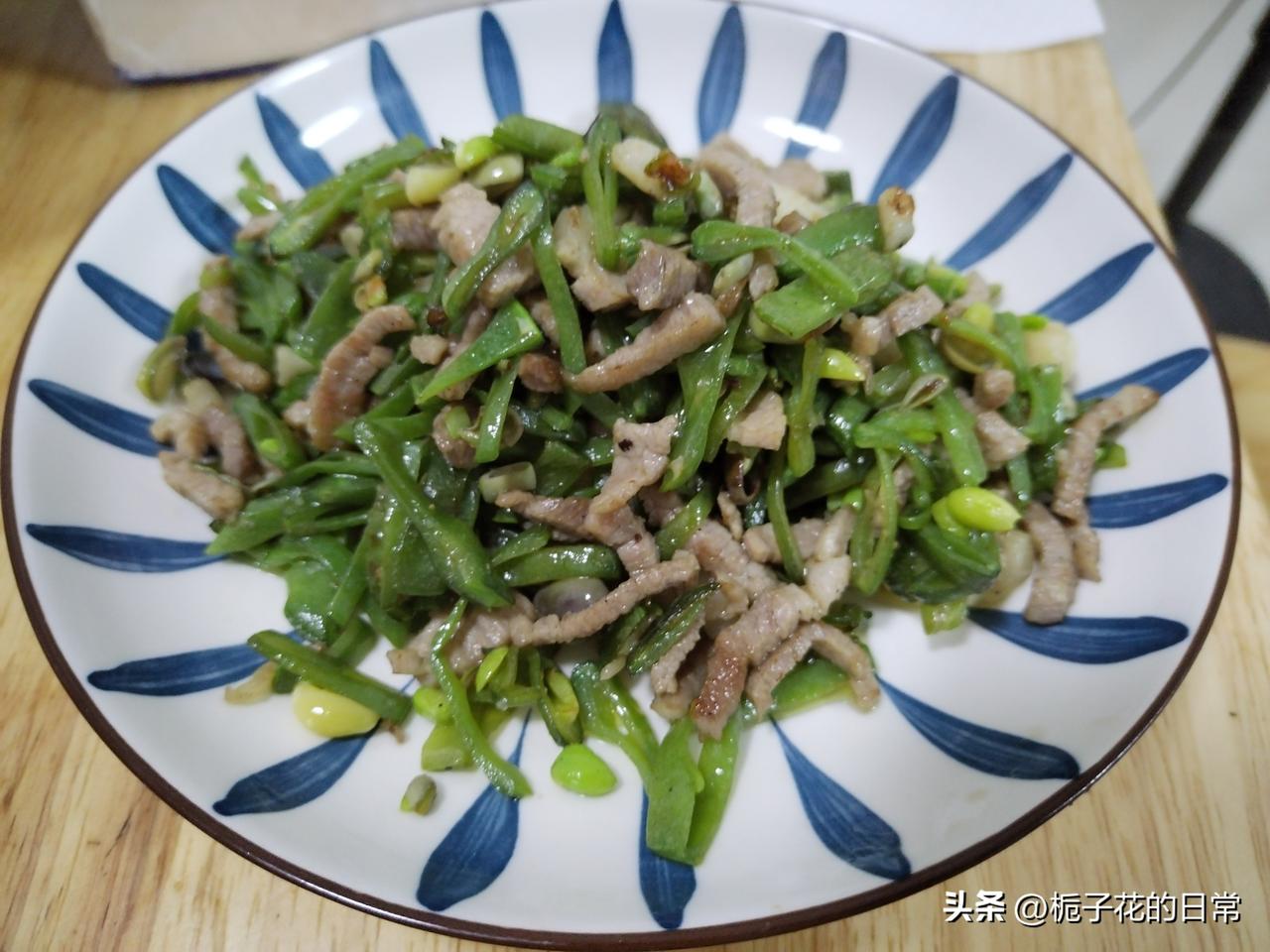 今天我做了耙齿豆角炒瘦肉
平常我炒出来的瘦肉
都会比较的柴
今天，我换了一种炒法
