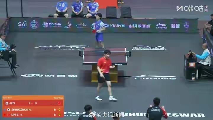 在乒乓球亚锦赛男团半决赛里，中国队与日本队展开了一场激烈较量。比赛期间，中国男团