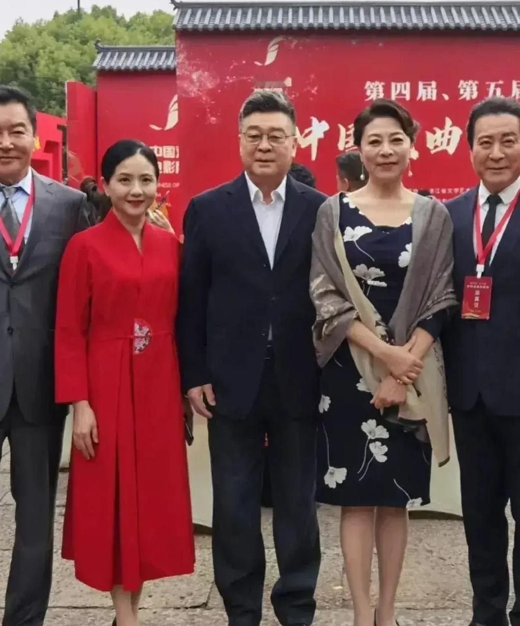 这张5人同框照，我认出了身材高挑、秀韵多姿的资深演员岳红与月眉星眼、娟好如兰的陶