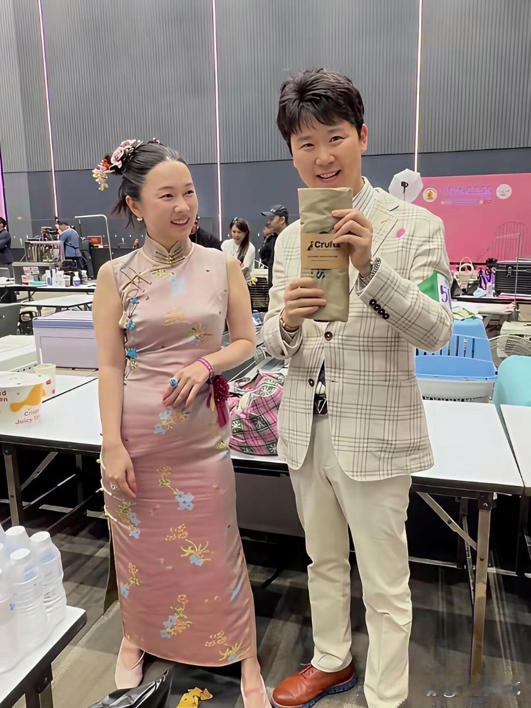 想到的是，霍思燕穿定制苏绣旗袍站在国际犬展领奖台的样子，直接刷新了大众对美的定义