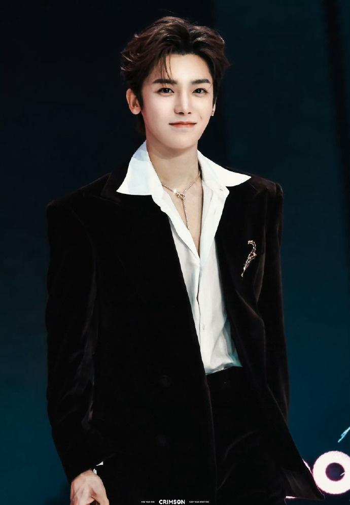 这造型太有戏了！侯明昊像是来谈收购的 微卷头发梳成背头，搭配质感十足的皮质公文包