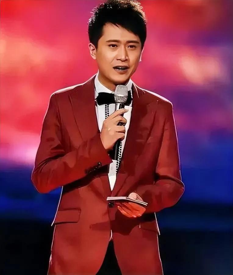 杨帆又守分会场。

他笑，我却替他疼。

镜头扫过空座位，我脑补出主舞台本该有的