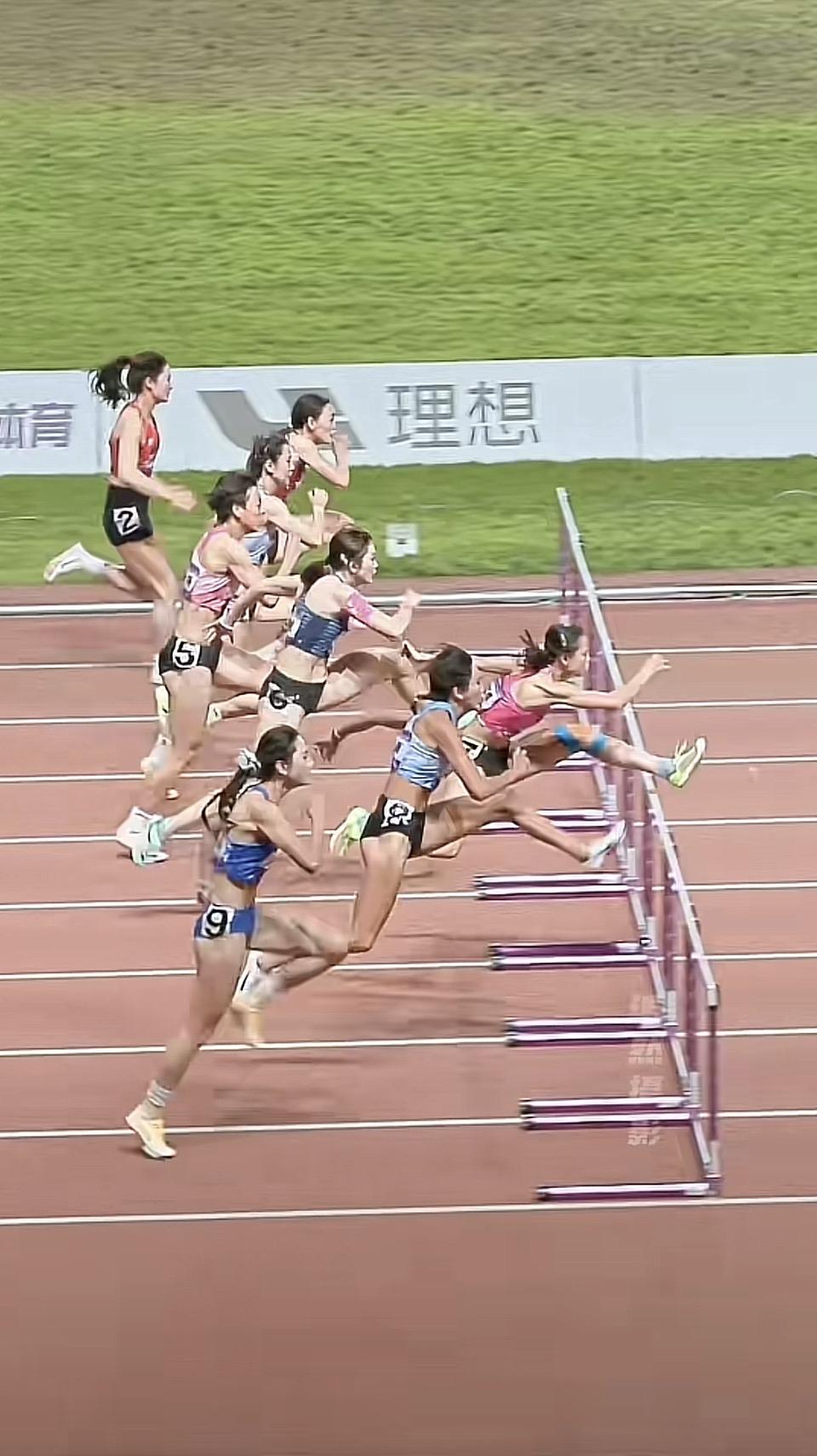 风驰电掣逐飞鸿，赛场英姿显神通。