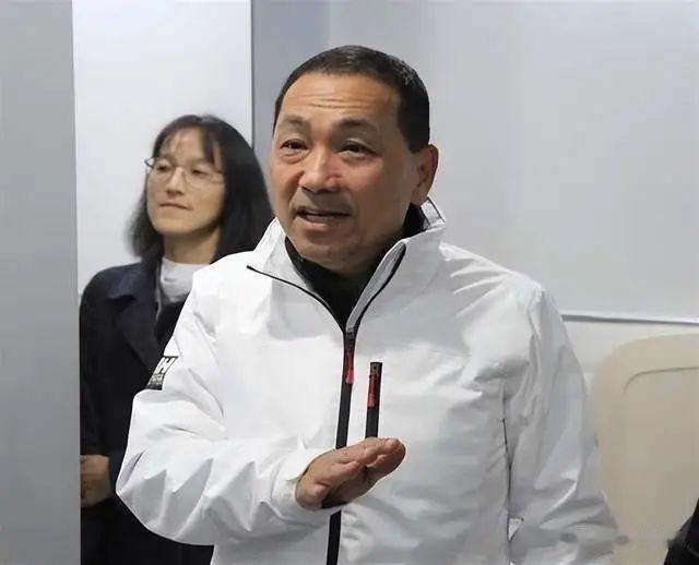 现在不仅仅是侯友宜的民调滑落到了第三位的问题，关键在于朱立伦和侯友宜对此束手无策
