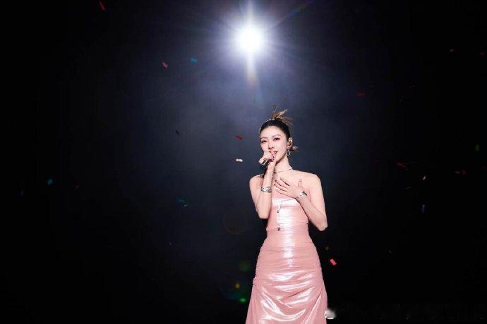 薛凯琪揭秘港女10岁就开始护肤！这也太卷了吧，精致要从娃娃抓起？🧴😲 薛凯琪