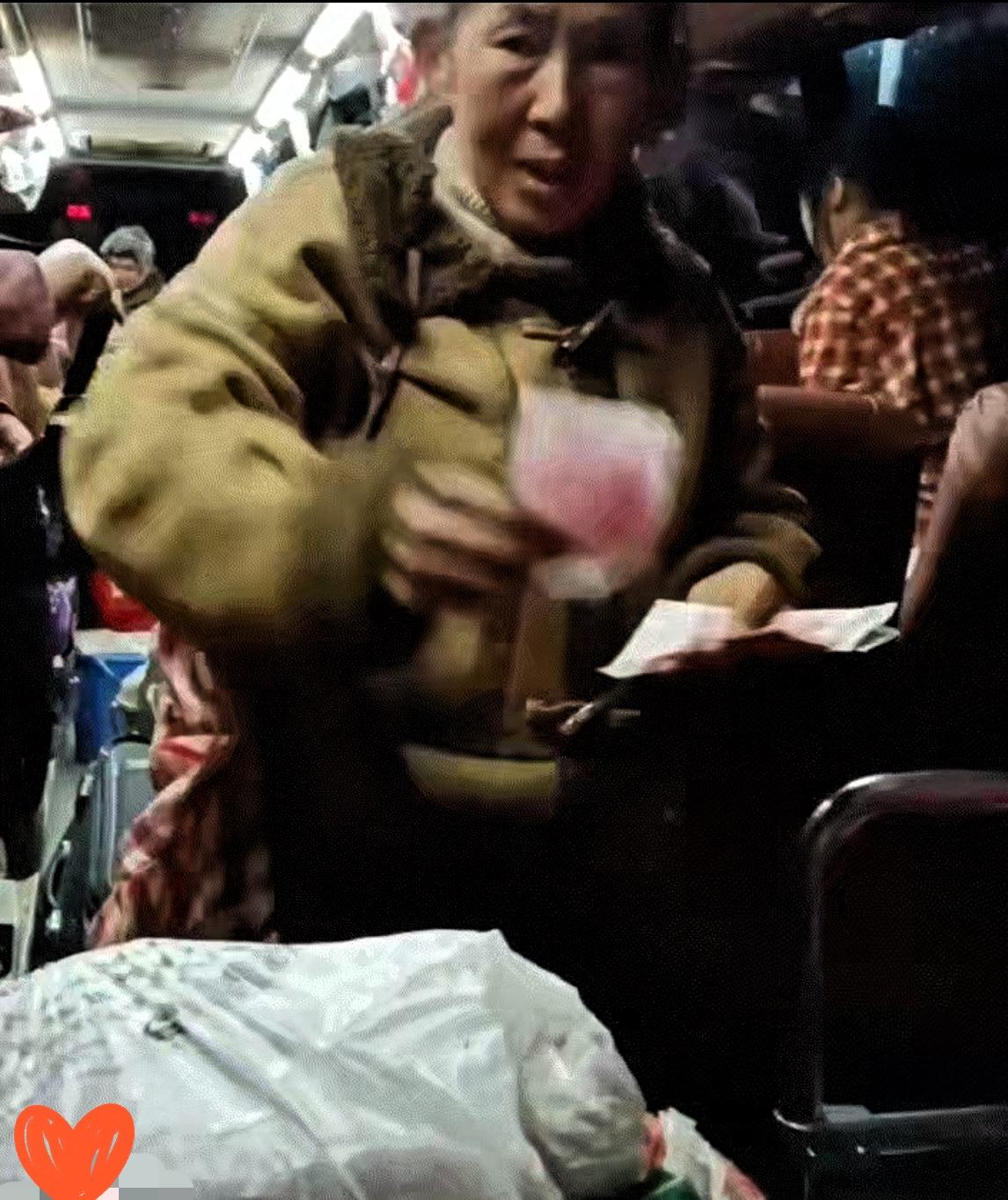 “格局打开了！”青海那群准备回乡的打工人，怕是这辈子都忘不了那个追着客车跑的老板
