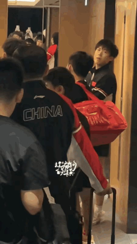 莎莎“淹没”男队中，大头“着急”张望：

抵达日本横滨的国乒，莎莎这家伙走的太着