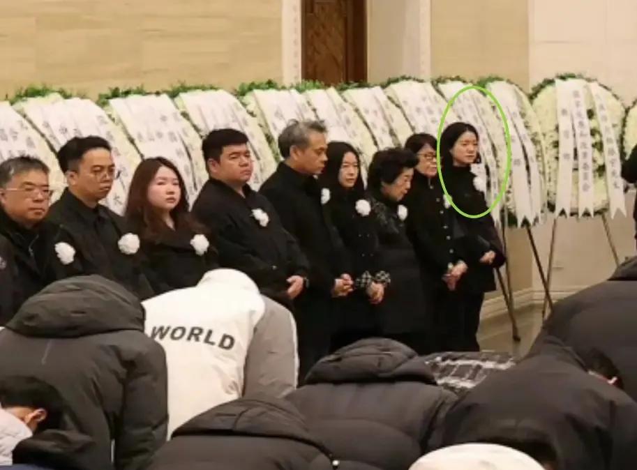 谁看了杨振宁追悼会现场不心疼翁帆啊！她站在最前面，整个人绷着却藏不住眼底的红，那