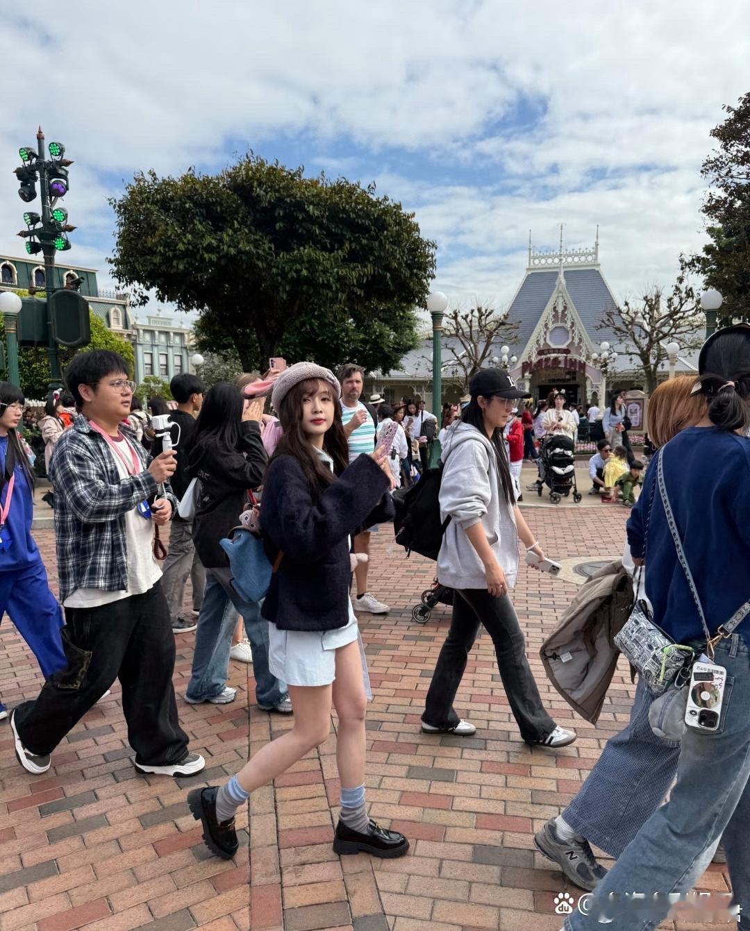 吴宣仪香港被偶遇，她戴着兔儿帽，穿着蓝色外搭里面配连衣裙，好可爱又漂亮！ 