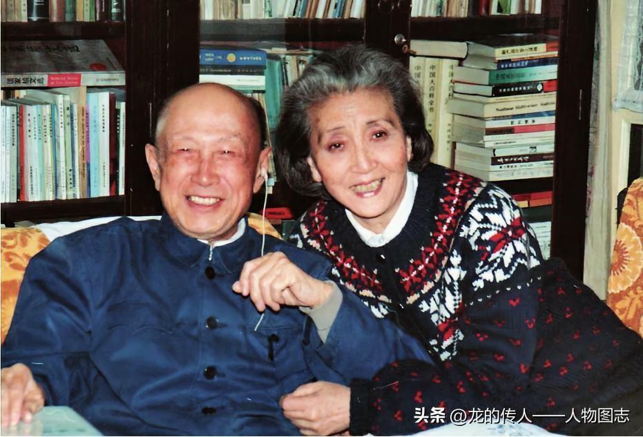1993年12月11日，钱学森82岁生日时与夫人蒋英合影