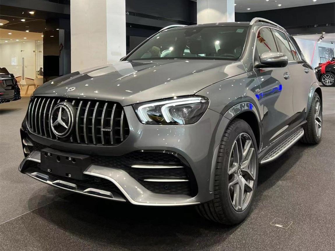 奔驰 GLE53 AMG 现车月光石灰车漆，黑红内饰选装了DA1，前排通风座椅优