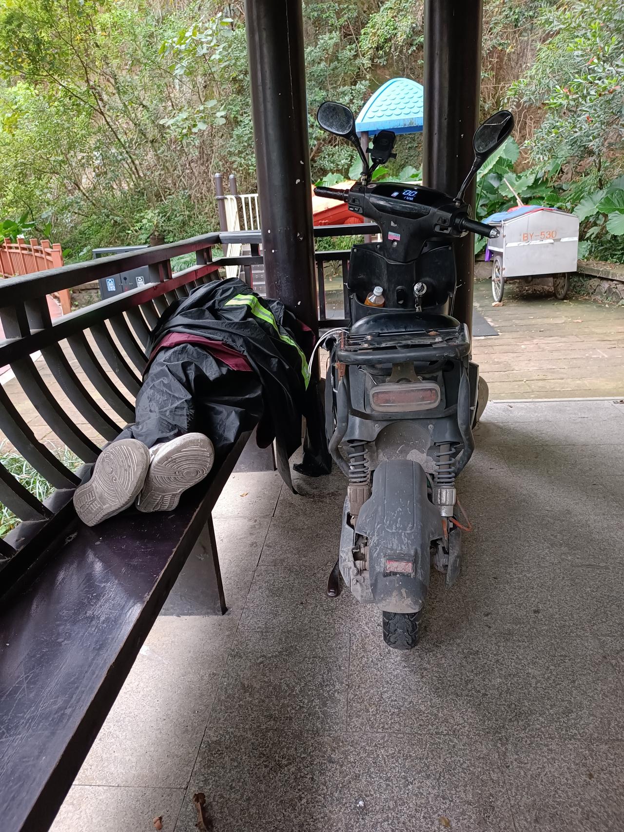 今天上午，我在台州惠安寺旁一边散步一边念圣号。路过亭子时，竟瞧见里面的凳子上躺着