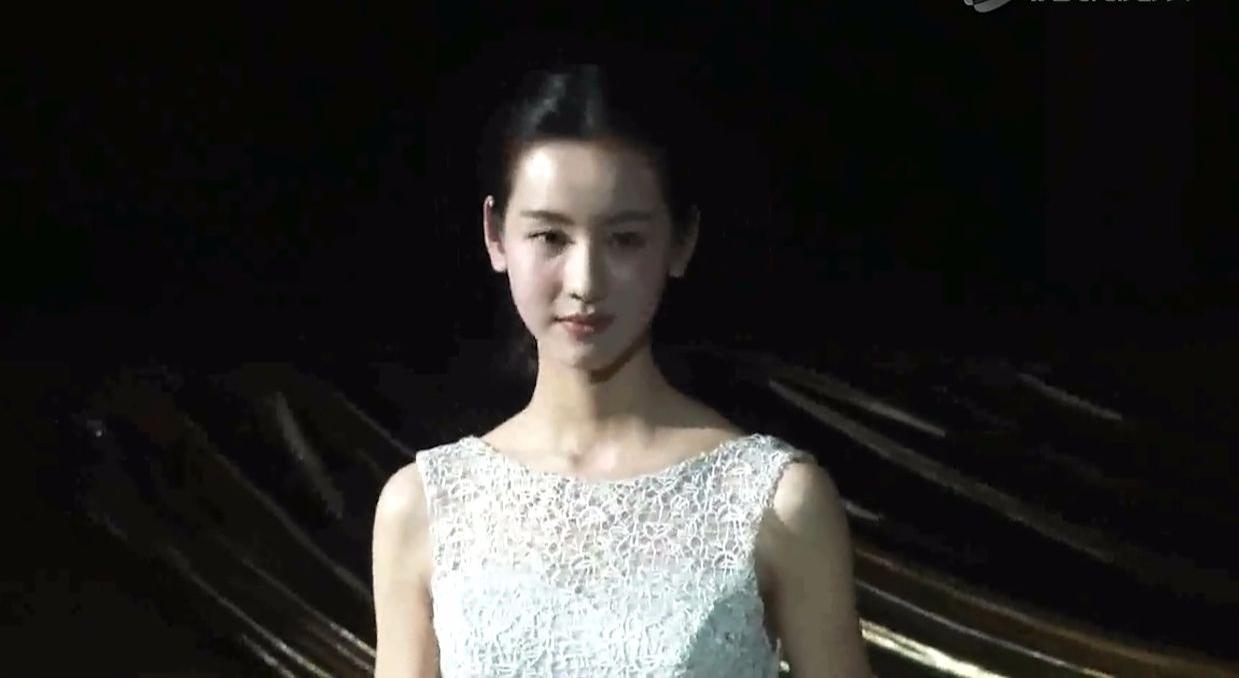 月光下的清醒者：陈都灵的"满分感言"
 
星光大赏的聚光灯下，陈都灵手捧奖杯的感