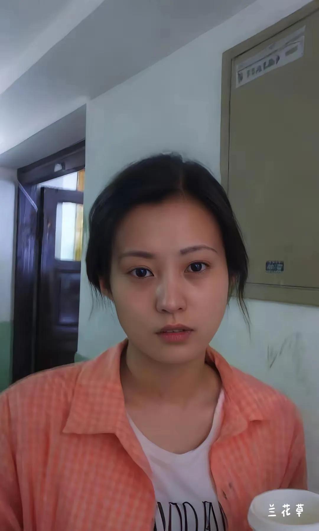 原来年轻时候的郝蕾这么清瘦、美丽，更有精湛的演技加持，难怪她横扫影视圈，甚至话剧