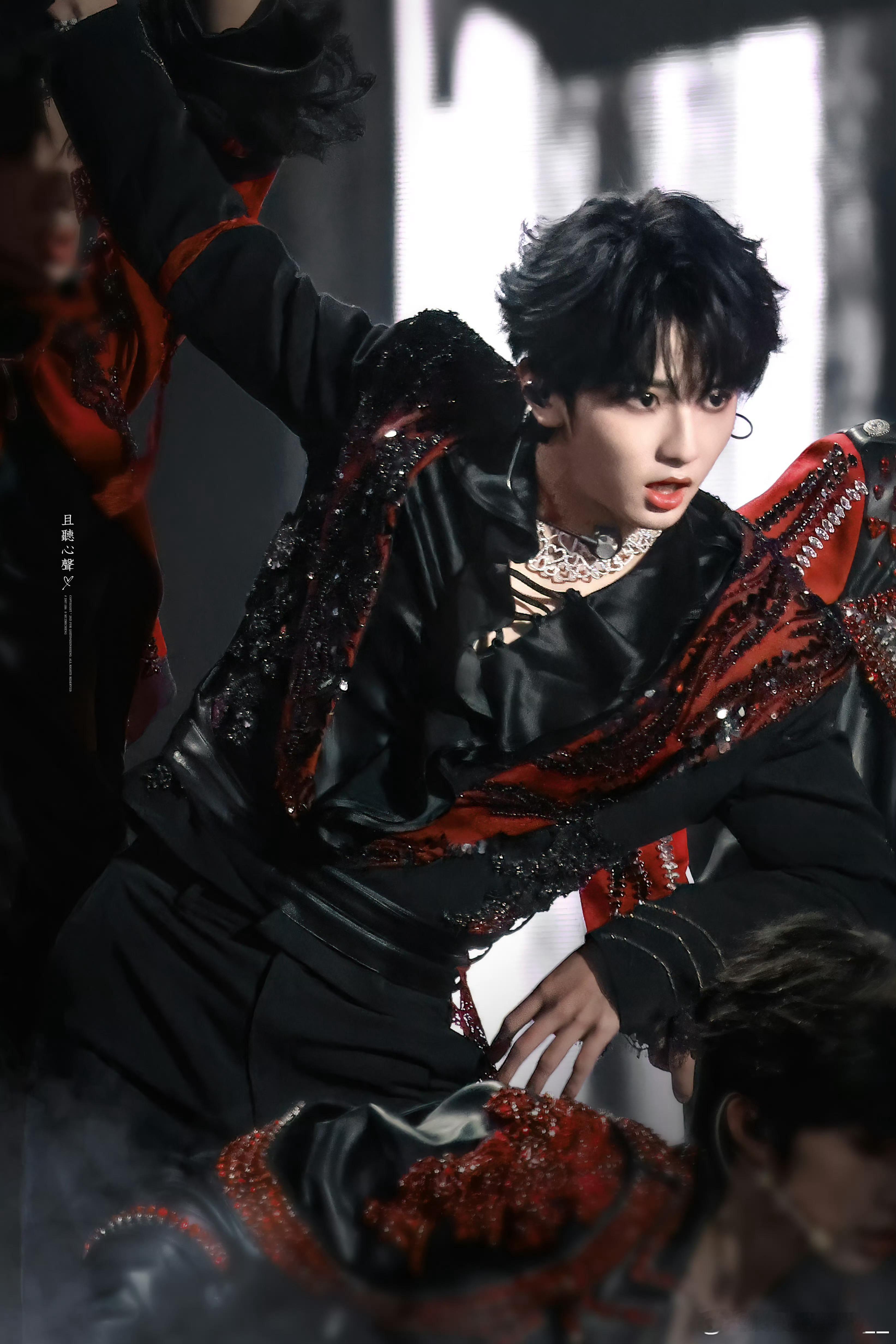 穆祉丞  全能艺人穆祉丞 🍊朝朝穆穆 希望你往后的日子里，漂亮的眼睛要流幸福的